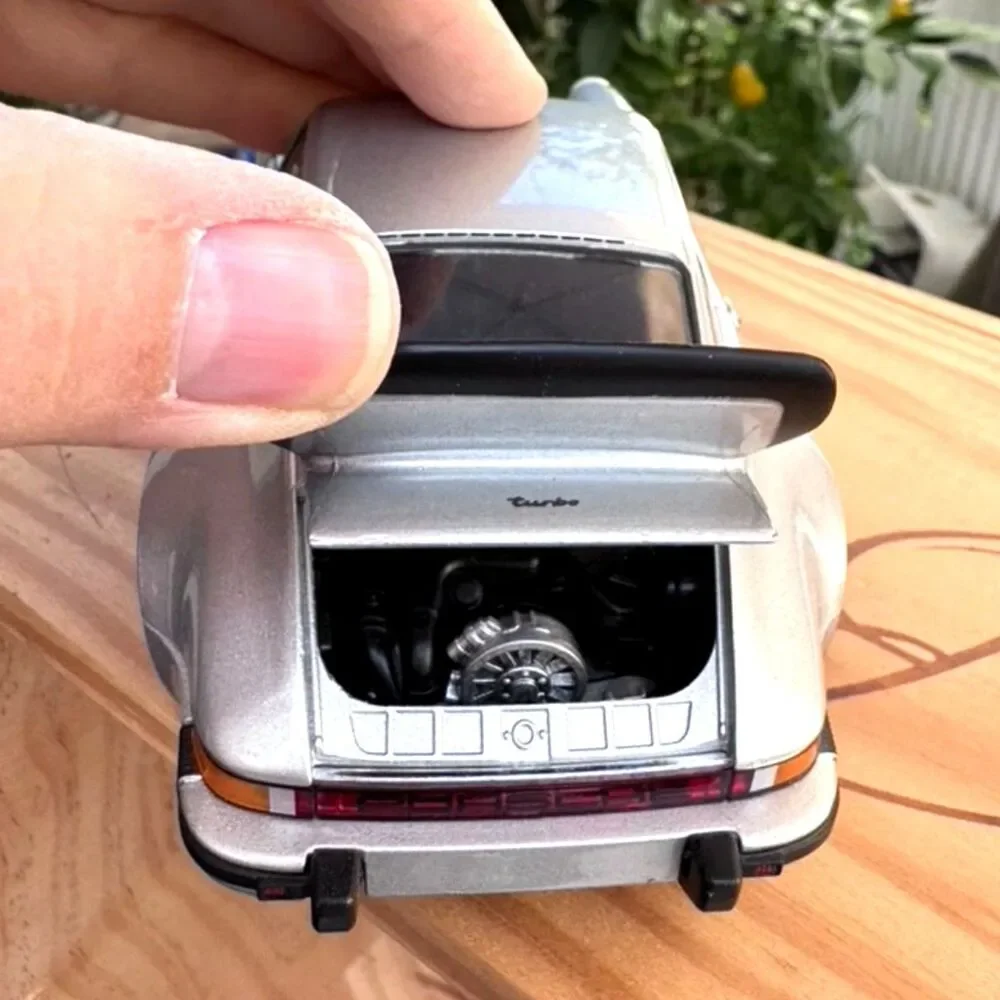 2018 Welly Porsche Silver 1974 911 Turbo Coupe #24043 Diecast Model Car